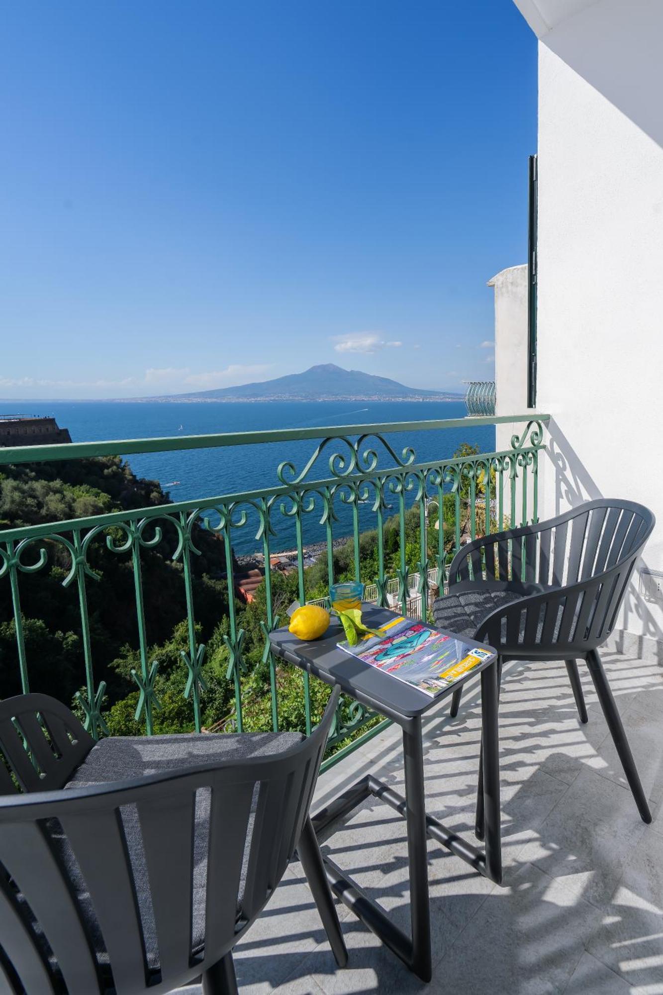 Sea View Deluxe Apartments ヴィーコ・エクエンセ エクステリア 写真